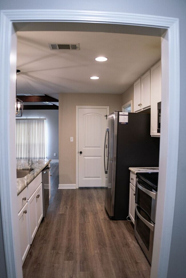 Building Photo - Beautiful home ready!