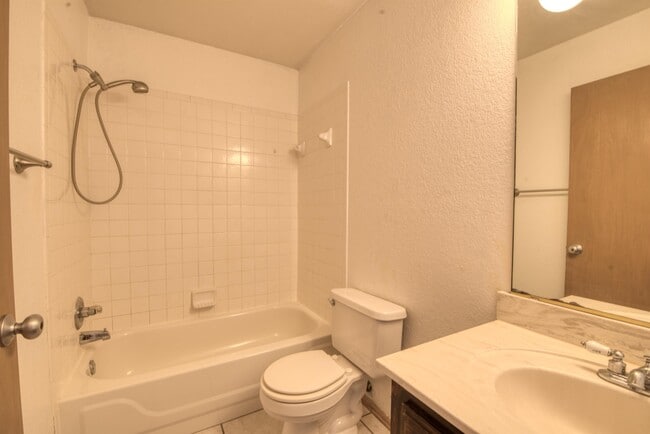 Building Photo - 1220 Eastridge Dr
