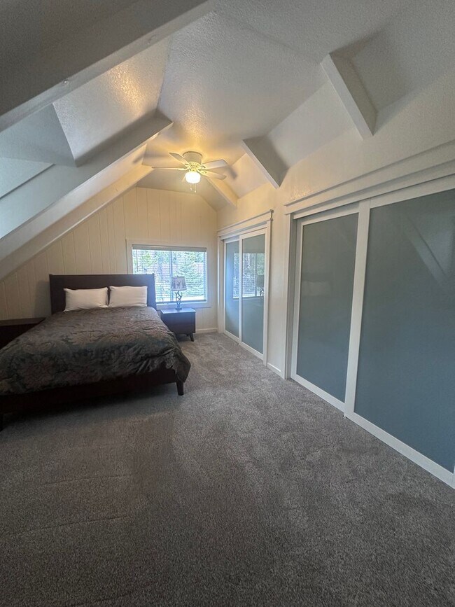 Building Photo - Charming, Fully Furnished 4 Bedroom House in Quiet Neighborhood- Pet Friendly!