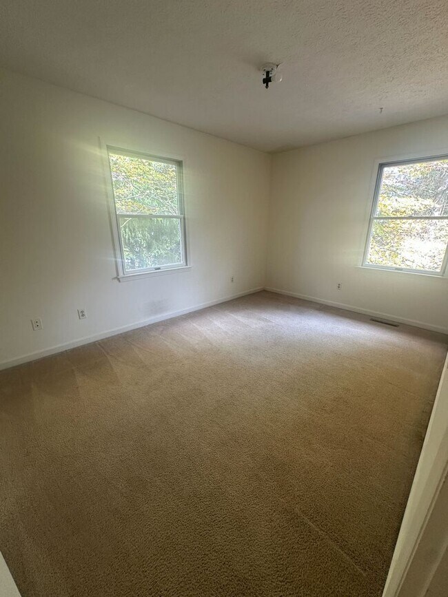 Building Photo - Renovated Home Near Virginia Tech