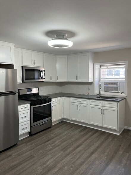 Building Photo - 386 Main St