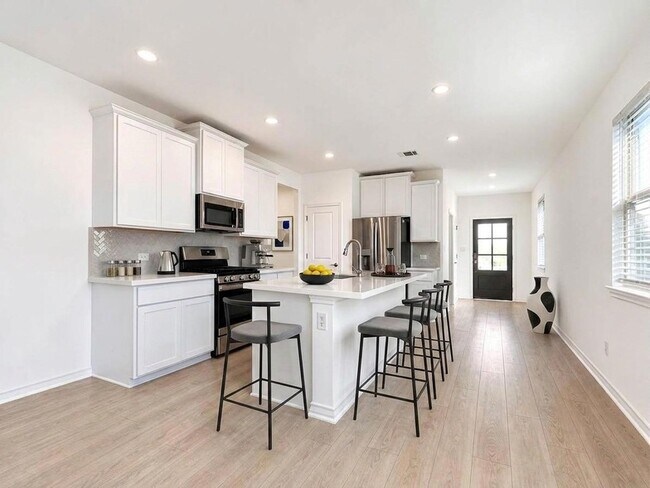Building Photo - 366 Papaya Dr