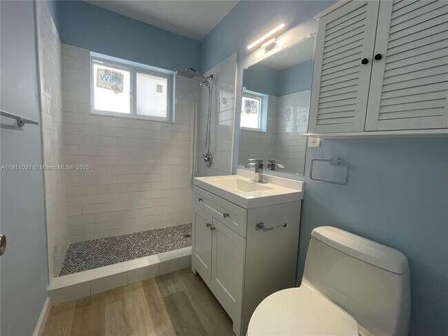 Building Photo - 2120 Biarritz Dr