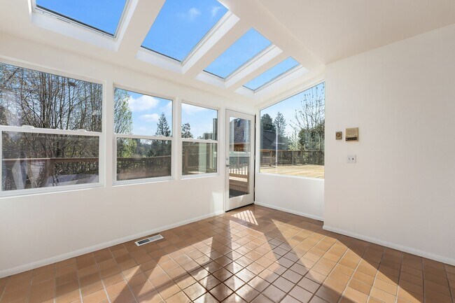 Building Photo - 4-Bedroom Luxury Home for Rent by Portland...