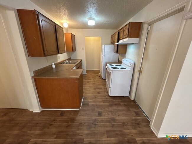 Building Photo - 2108 Carousel Dr