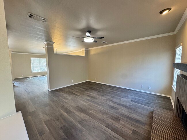 Building Photo - Move-In Ready Family Home in North San Antonio