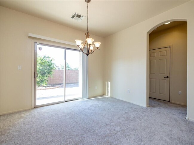 Building Photo - 4 Bedroom 2.5 Bathroom