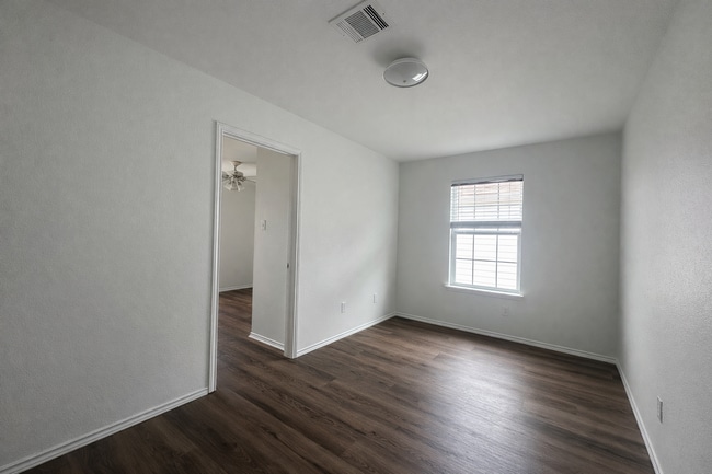 Building Photo - 4 Bed 2.5 Bath NEW MANAGEMENT!!!