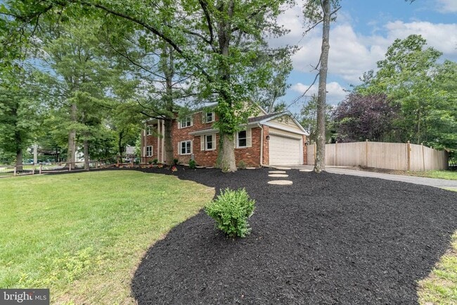 Building Photo - 1800 Lark Ln