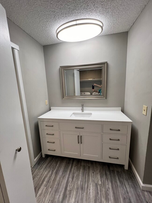 Building Photo - 813 Red Bird Ln