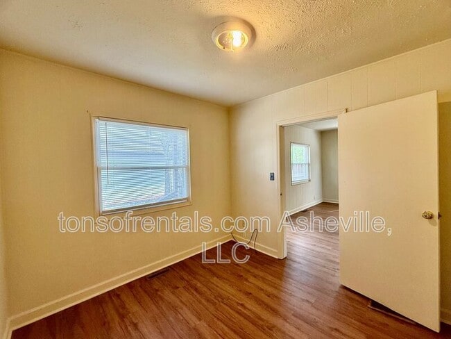 Building Photo - 2604 Hendersonville Rd