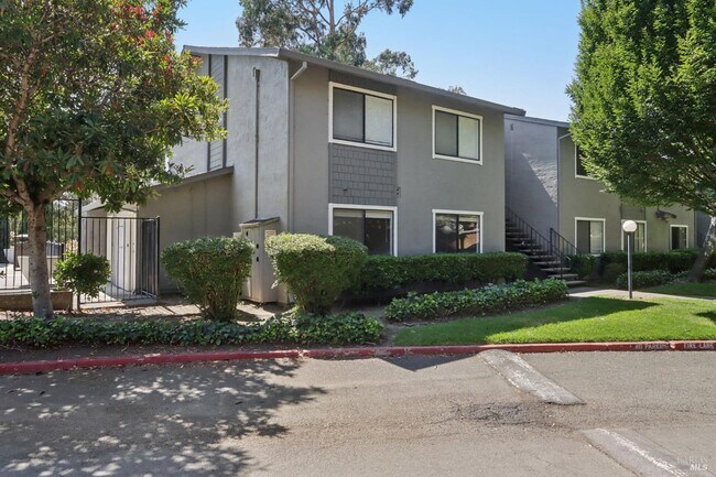 Building Photo - 900 Cambridge Dr