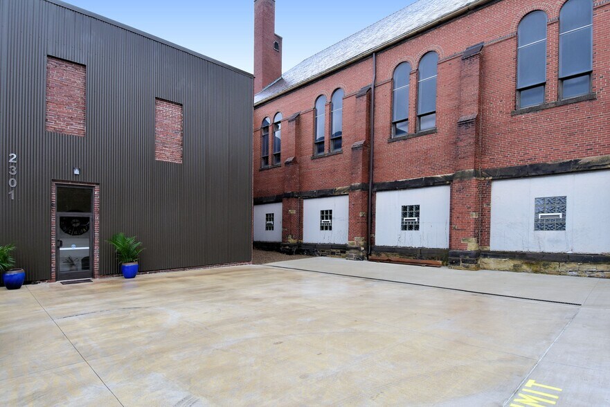 Building Photo - 2301 Mission St