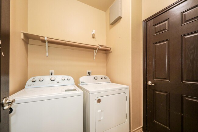 Building Photo - 9813 Sandhill Dr