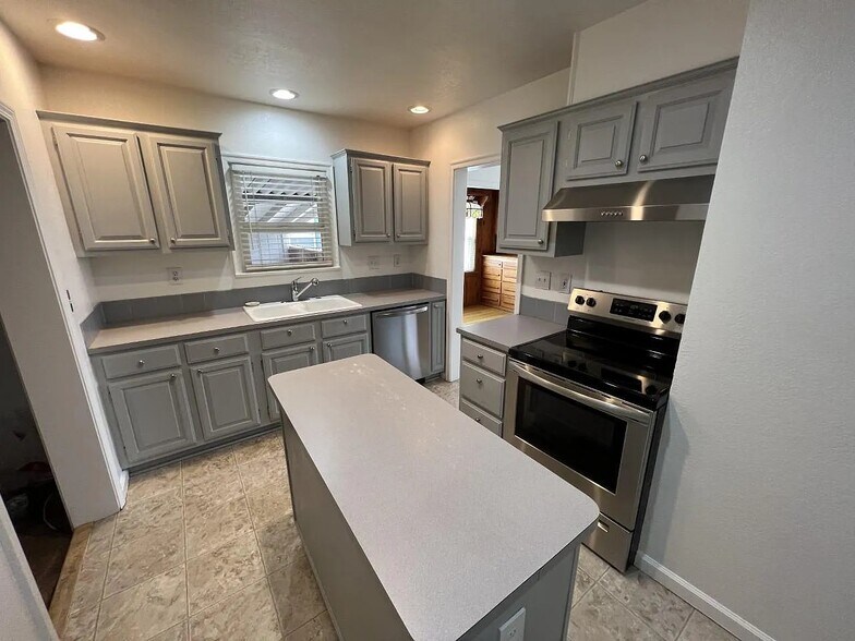 Kitchen - 1626 Hoyt St