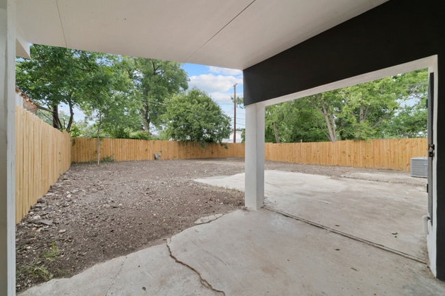Building Photo - 1627 W Mariposa Dr
