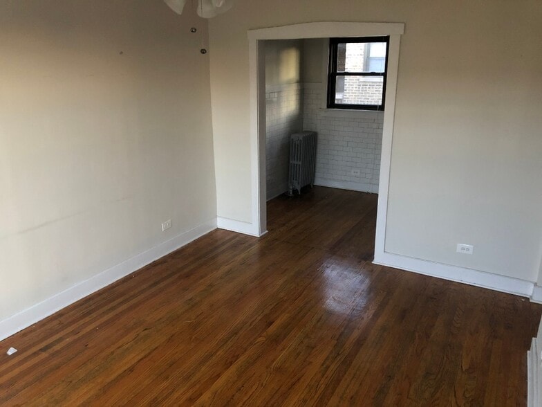 Building Photo - 6364 N Hermitage Ave