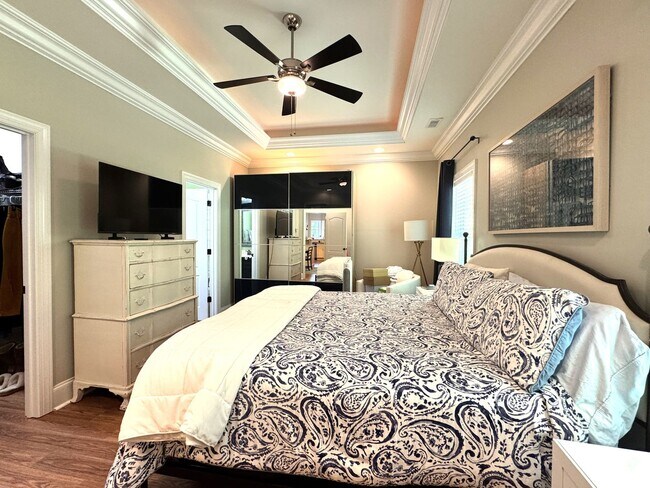 Building Photo - Stunning Home with an Upstairs Apartment or In-law Suite