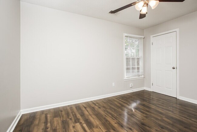 Building Photo - 8159 Creekside Cir N