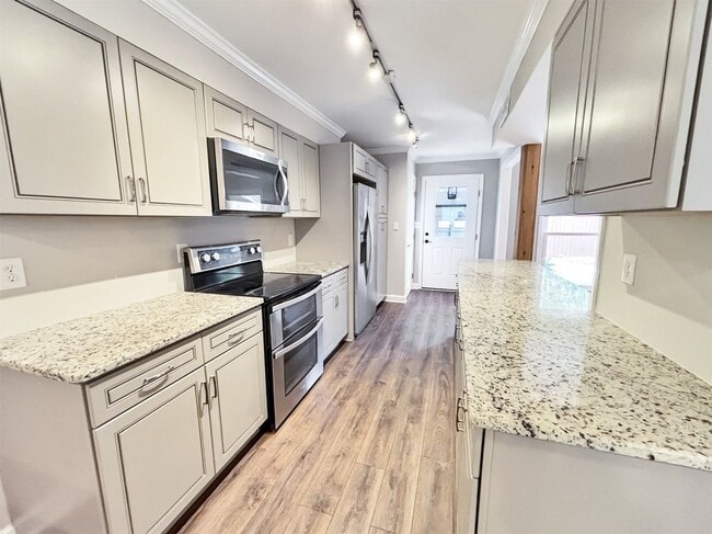 Building Photo - 5030 Meadow Ln