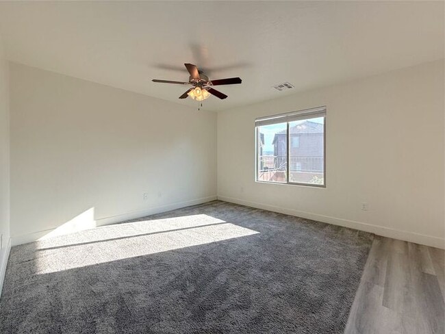 Building Photo - 4 Bed, 2.5 Bath home with 2 Car Garage