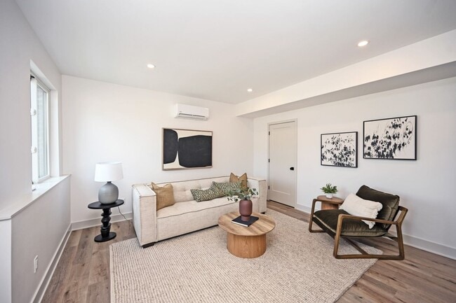 Building Photo - 3 Bed, 3.5 Bath - Modern, sleek & steps fr...