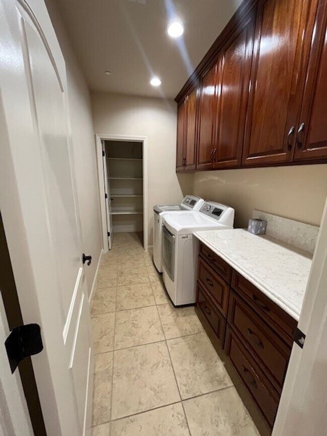 Building Photo - 121 Market Hill Way