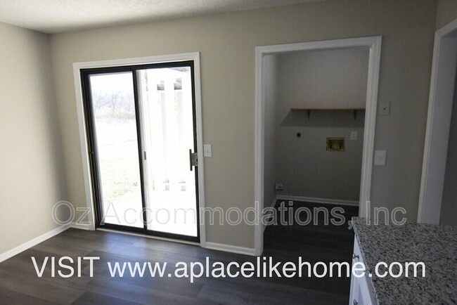 Building Photo - 912 S Edgebrook Ln