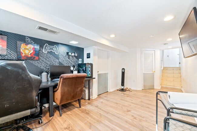 Building Photo - 446 Roedel Plz