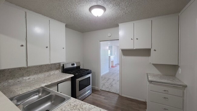 Building Photo - Spacious, Fresh, and Ready for Your Style: 3 Bed 2 Bath