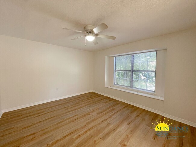 Building Photo - Newly Renovated 2BR Townhouse in Fort Walt...