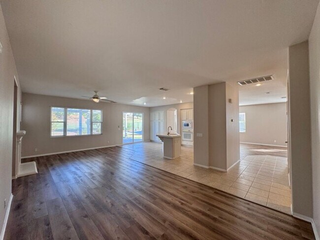 Building Photo - Beautiful 4 bedroom Temecula home sitting ...