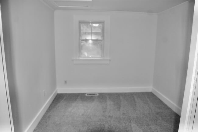 Building Photo - 469 Mountain Rd