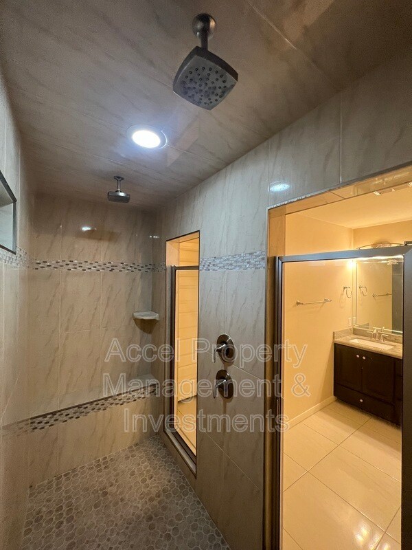 Building Photo - 711 N Abbott Ave