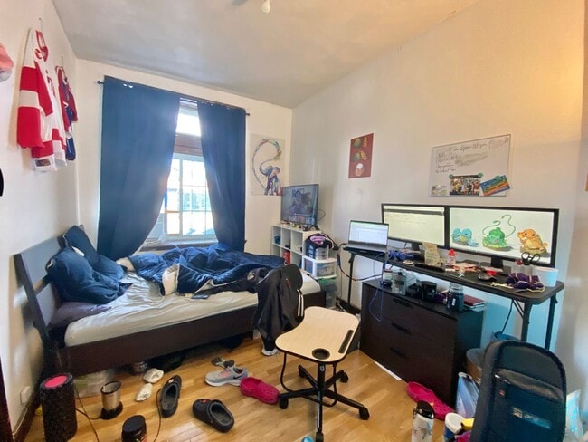 Building Photo - Awesome value four bedroom in Brookline