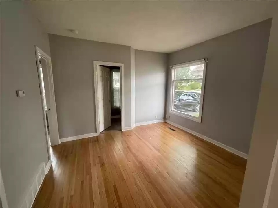 Family Room 2 - 125 10th Ave SE