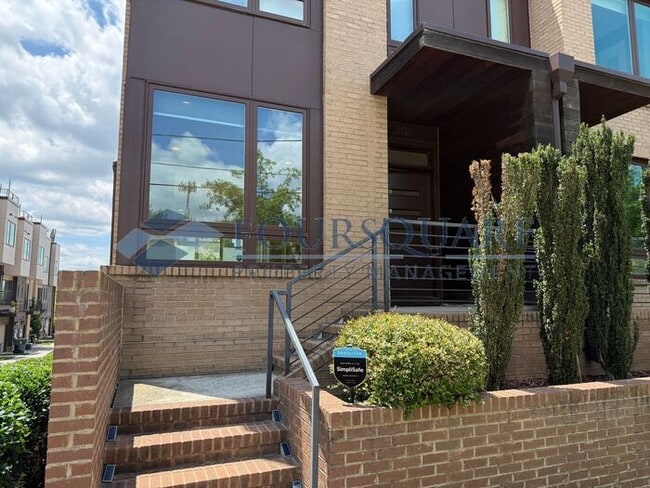 Building Photo - Beautiful  3-Bed / 3.5-Bath End-Unit Townhome with Rooftop Patio, Skyline Views & Climate-Control...