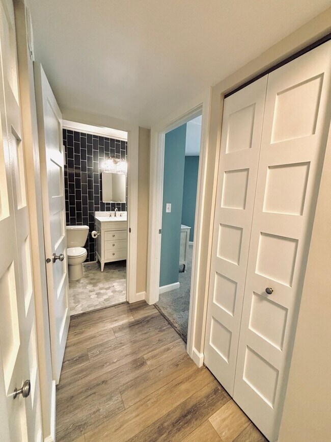 Building Photo - Beautiful 1 bed 1 bath executive condo! Heated parking, gym, sauna!