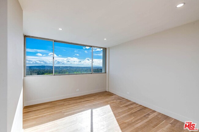 Building Photo - 2222 Ave of the Stars