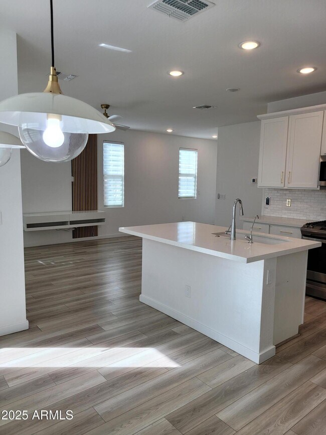 Building Photo - 2754 S Apache Dr