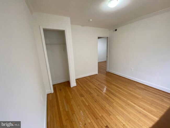 Building Photo - 2838 Hartford St SE