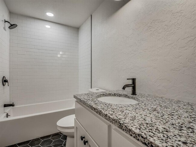 Building Photo - 131 W Acres St