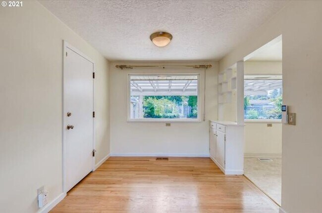 Building Photo - SE 3 Bed | 1 Bath | Expansive Backyard | P...