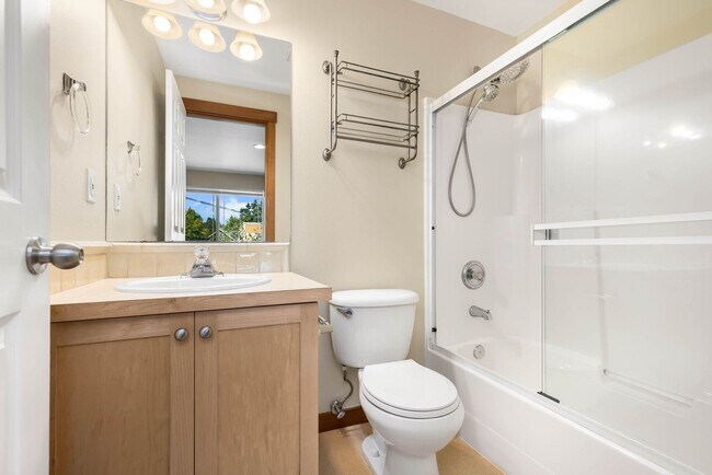 Building Photo - 3 bedroom/ 2.5 bathroom townhouse in Licton Springs