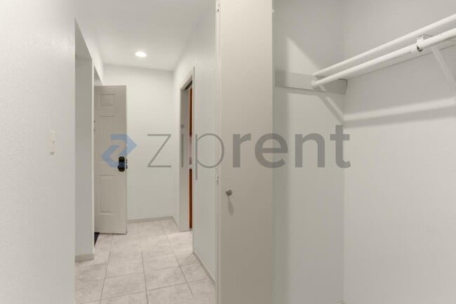 Building Photo - 12840 SE 40th Ct