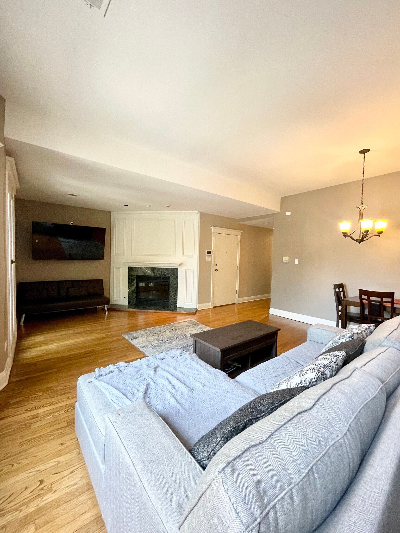 Building Photo - 4214 N Kenmore Ave