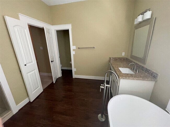 Building Photo - 2506 S Strathford Ln