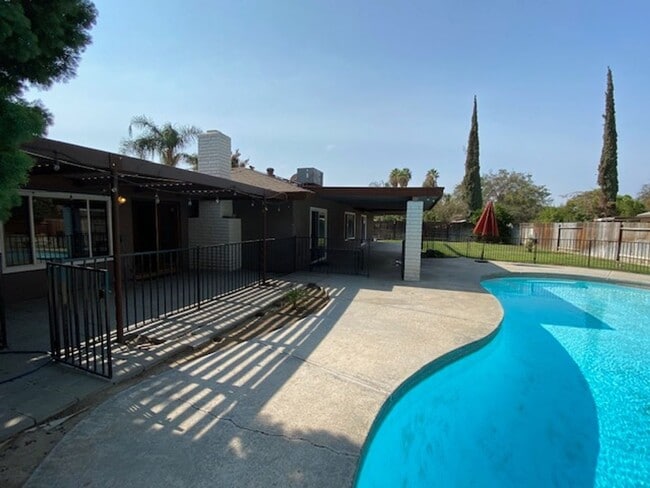 Building Photo - SW Bakersfield home with pool!