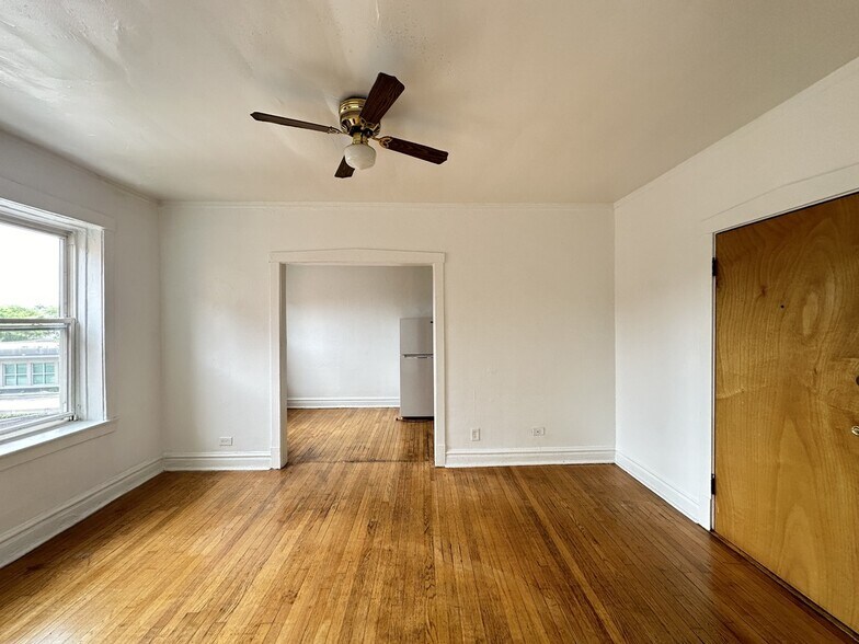 Building Photo - 2432 N Linden Pl
