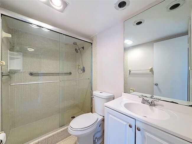 Building Photo - 605 Oaks Dr